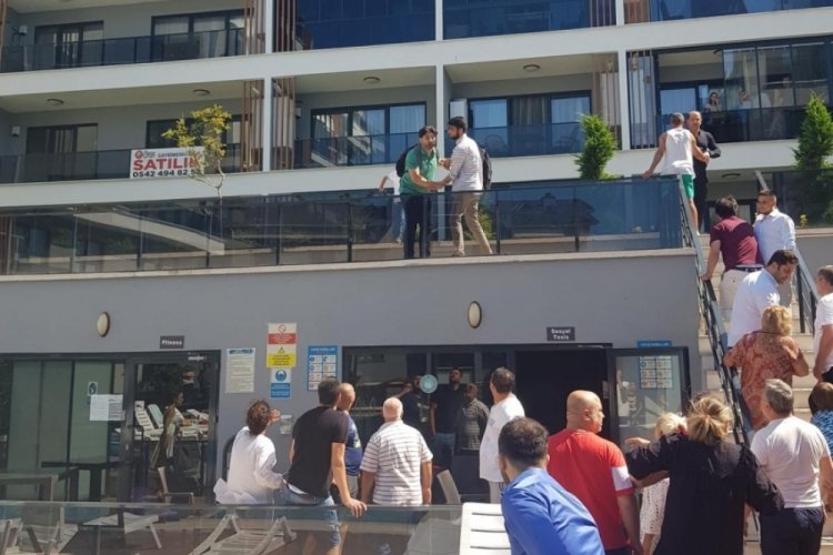 Bursa Mudanya'da 15 yabancı uyruklu kişi site sakinlerini darp etti ( &Ouml;ZEL HABER)&nbsp;