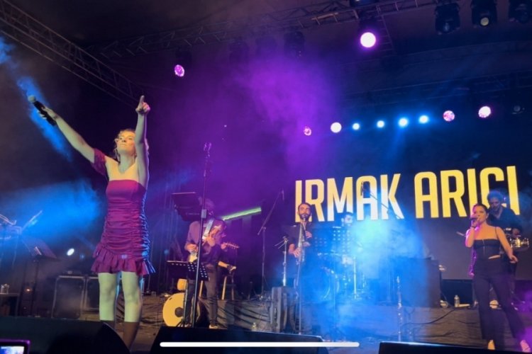 10 bin kişi Irmak Arıcı ve Kerim Araz'la coştu