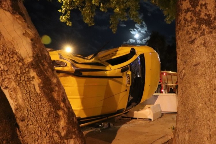 Denizli'de kaza: Kavşakta &ccedil;arpışan otomobiller parka devrildi
