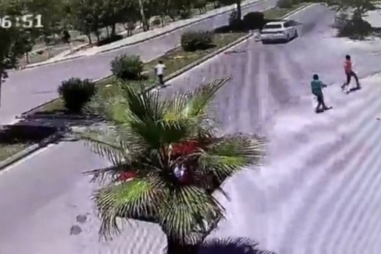 Mersin'de k&ouml;peklerden ka&ccedil;an 2 &ccedil;ocuğa otomobil &ccedil;arptı