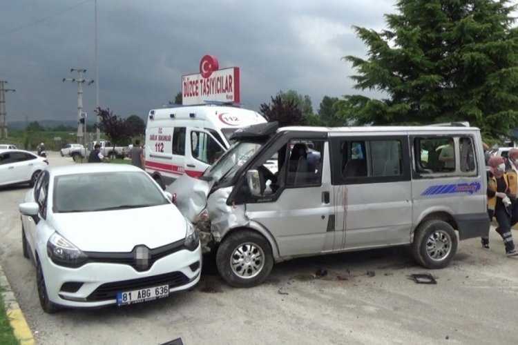 3 ara&ccedil; kazaya karıştı: 10 yaralı