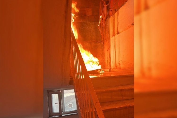Binanın &ccedil;atısında patlatılan havai fişek, yangına neden oldu