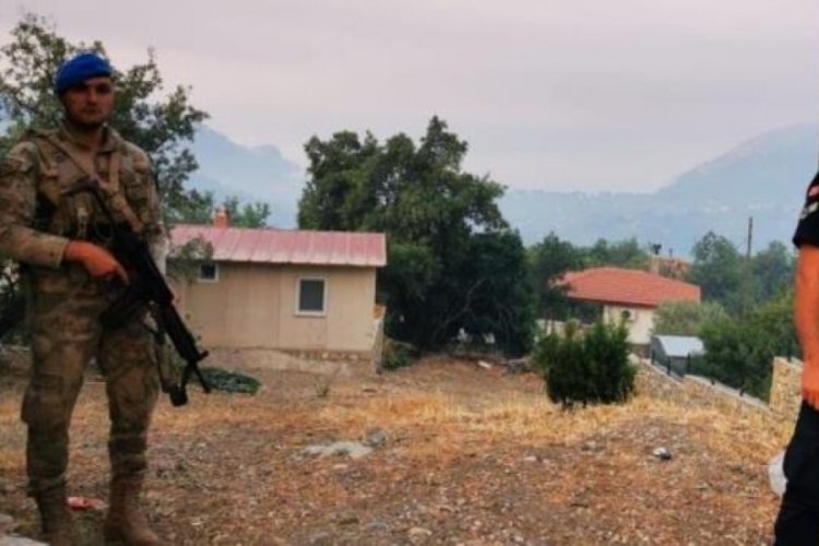 Dat&ccedil;a'da askerler, yangın nedeniyle boşaltılan evlerin &ouml;n&uuml;nde ve sokaklarda n&ouml;betteler