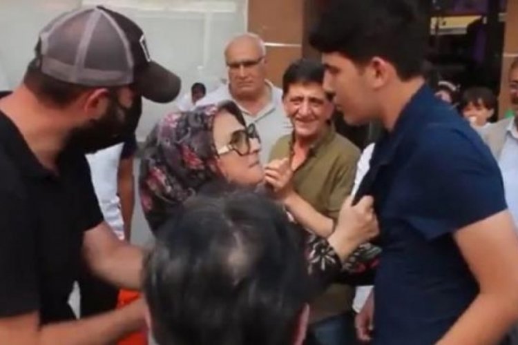 Sokakta AK Parti'yi eleştiren gencin yakasına yapışan kadın: AK Parti'ye değil de kara partiye mi verelim dedi