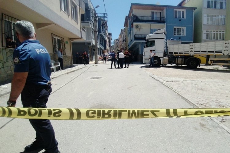 Bursa'da akrabalar arası husumette kan d&ouml;k&uuml;ld&uuml;: 1'i ağır 3 yaralı