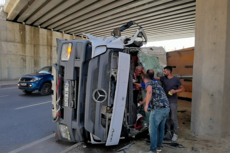 Damperi a&ccedil;ılan hafriyat kamyonu, alt ge&ccedil;it tavanına &ccedil;arptı; şof&ouml;r kabinde sıkıştı