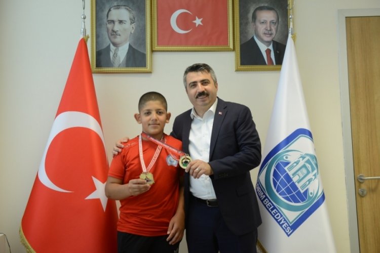 Oktay Yılmaz, rakip tanımayan g&uuml;reş&ccedil;iyi ağırladı