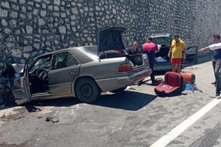 D&uuml;zce'de 2 otomobil  &ccedil;arpıştı: 1 kişi &ouml;ld&uuml;, 6 kişi yaralandı
