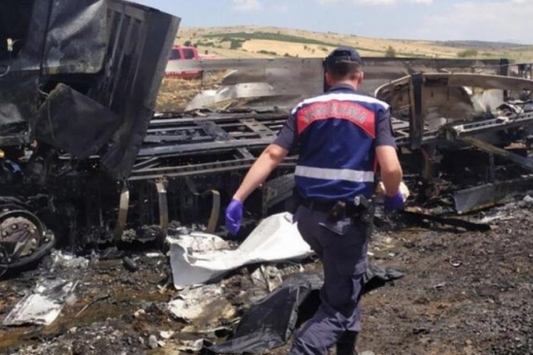 Antalya'da tır ve kamyon birbirine girdi: 3 &ouml;l&uuml;, 1 yaralı