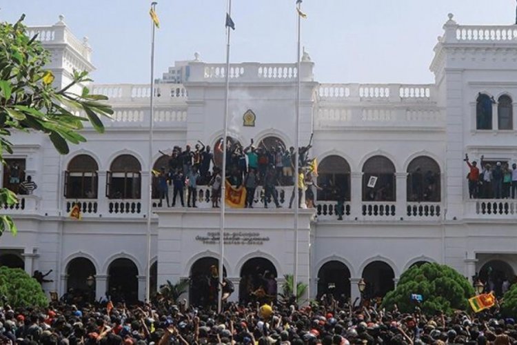 &Uuml;lkeden ka&ccedil;an Sri Lanka Devlet Başkanı Rajapaksaı istifasını e-mail ile bildirdi