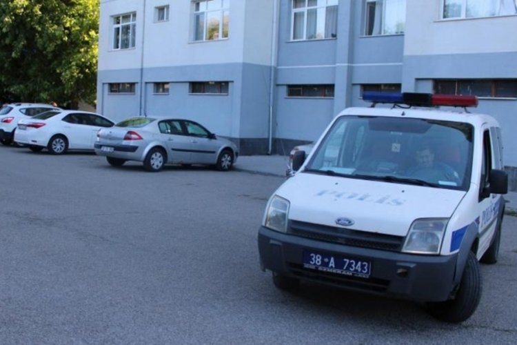 Kayseri'de misafirliğe gittiği evin penceresinden d&uuml;şen Ayşe Melek, ağır yaralandı