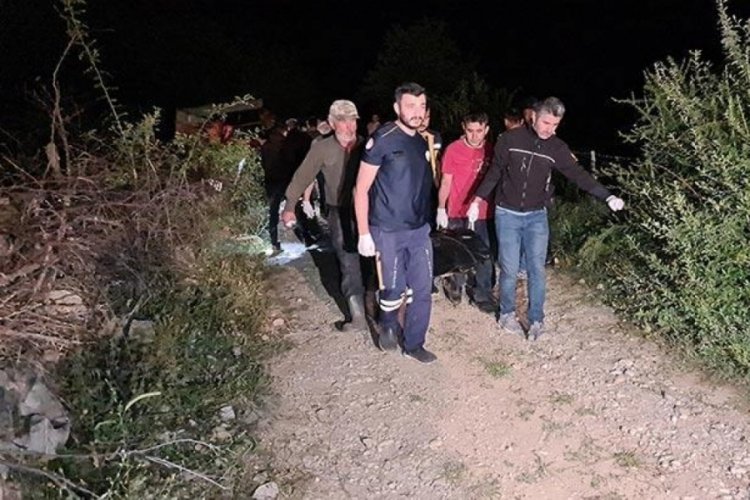 Devrilen trakt&ouml;r&uuml;n altında kalan 2 kişi feci şekilde can verdi
