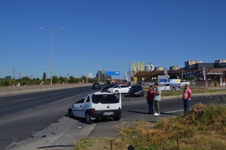 Hasta taşıyan araca otomobilin &ccedil;arpma anı kamerada