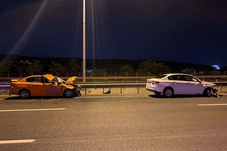 Taksinin iki mandaya &ccedil;arpması sonucu, 1 kişi &ouml;ld&uuml; 2 kişi yaralandı