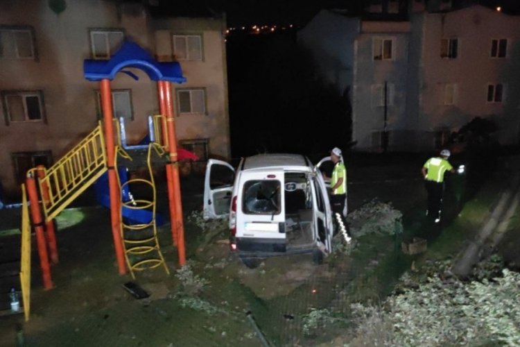 Kontrolden &ccedil;ıkan ara&ccedil; &ccedil;ocuk parkına u&ccedil;tu: 1 &ouml;l&uuml;, 1 yaralı