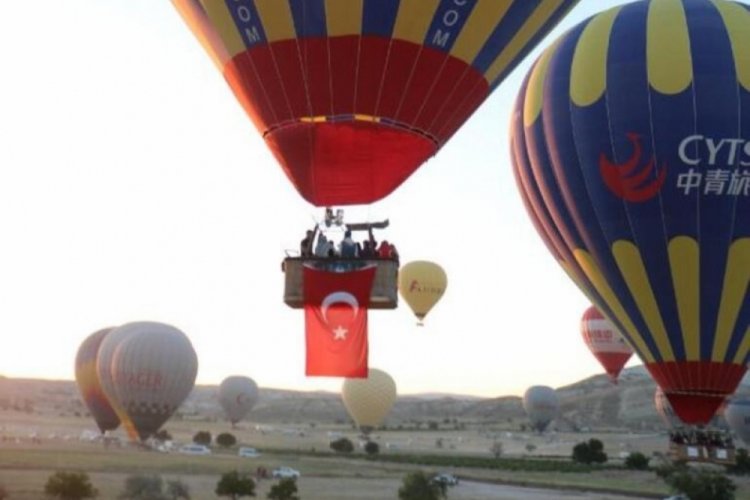 Kapadokya'da balonlar, T&uuml;rk bayrakları ve &Ouml;mer Halisdemir posteri g&ouml;ky&uuml;z&uuml;n&uuml; s&uuml;sledi