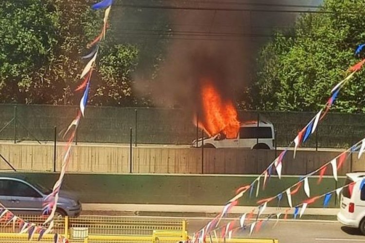 Bursa'da seyir halindeki ticari kamyonet alev alev yandı