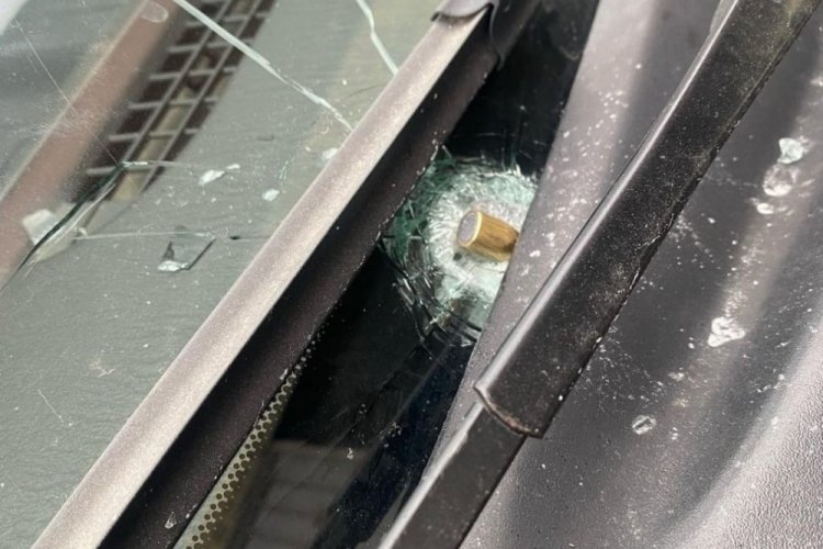Yorgun mermi aracın camına isabet etti