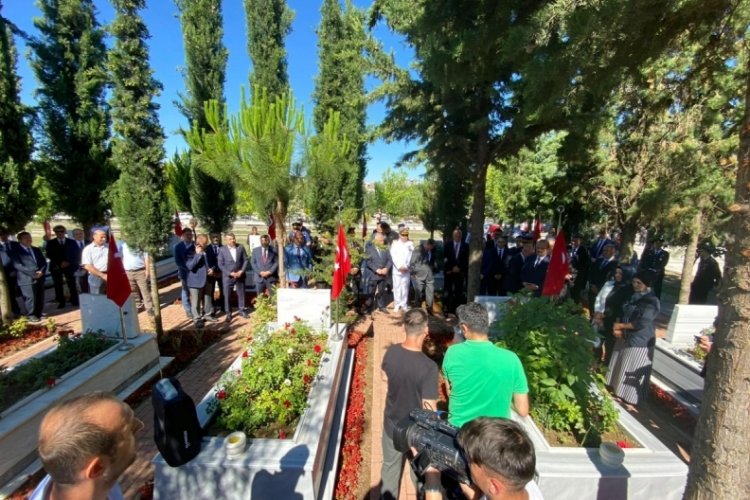 Bursa'da şehitlikte 15 Temmuz i&ccedil;in anma t&ouml;reni&nbsp;