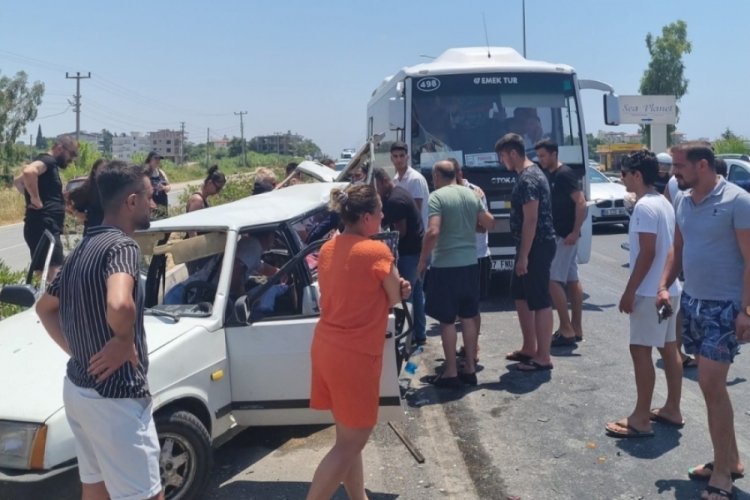 Arızalanarak park eden otomobile tur otob&uuml;s&uuml; arkadan &ccedil;arptı: 4 yaralı