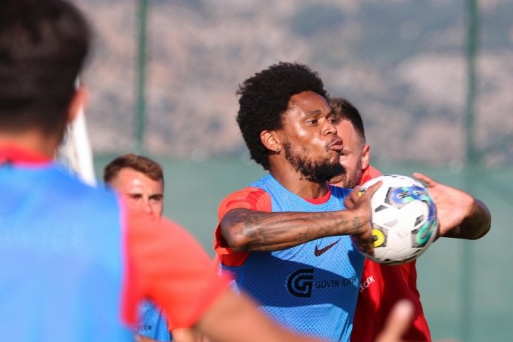 Luiz Adriano: T&uuml;rkiye'den hi&ccedil;bir takımdan resmi teklif almadım