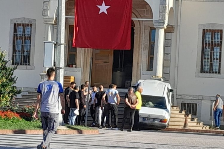 Otomobil kaza yaptı, adliye merdivenlerine &ccedil;ıktı