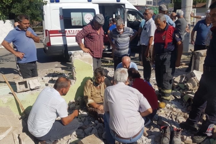 Duvarı yıkmak istediler, altında kaldılar