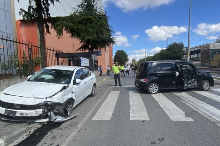 Hatalı d&ouml;n&uuml;ş yapan s&uuml;r&uuml;c&uuml; otomobile &ccedil;arptı, 3 kişi yaralandı