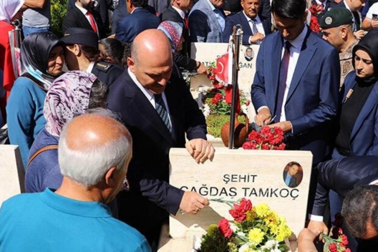 Bakan Soylu, Karşıyaka Mezarlığı'nda15 Temmuz Şehitliği'ndeki anma t&ouml;renine katıldı
