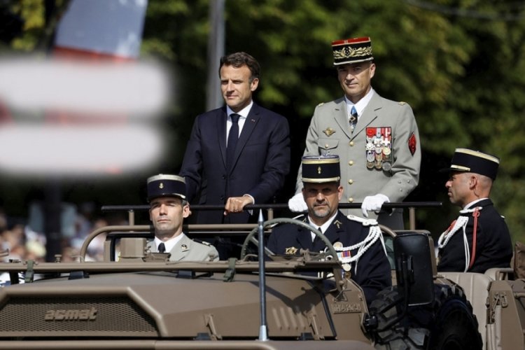 Emmanuel Macron'dan 'd&uuml;nya savaşı' mesajı