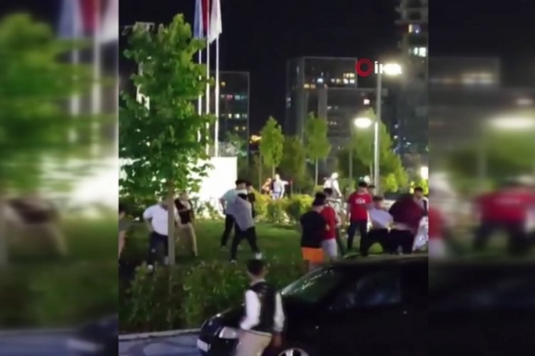 İstanbul'da iki grubun kavgasında tekme ve yumruklar havada u&ccedil;tu
