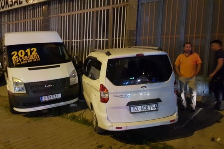 Hafif ticari ara&ccedil; otomobile &ccedil;arptı, 1 kişi yaralandı