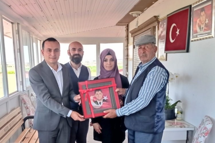 Şehit &Ouml;mer Halisdemir'in portresini bin 500 ilmekle 1 yılda işledi
