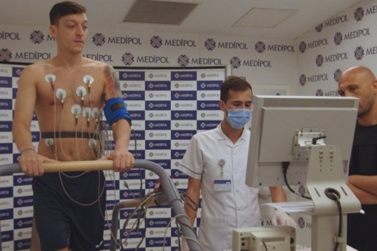 Mesut &Ouml;zil, sağlık kontrol&uuml;nden ge&ccedil;ti