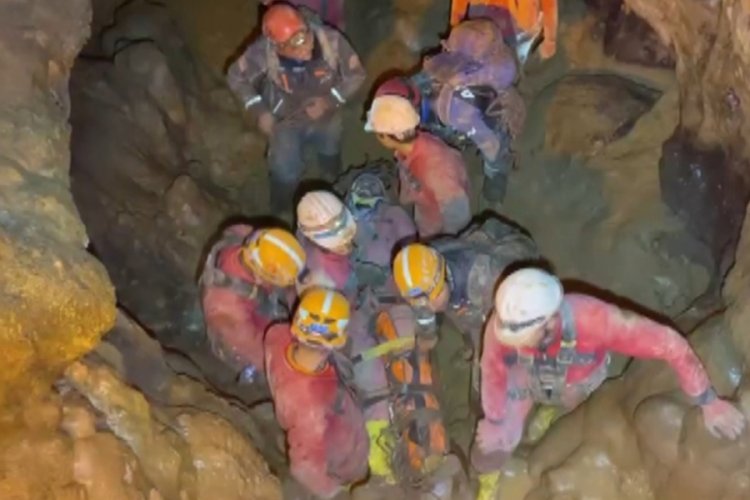 Mencilis mağarasında mahsur kalan 4 kişi kurtarıldı