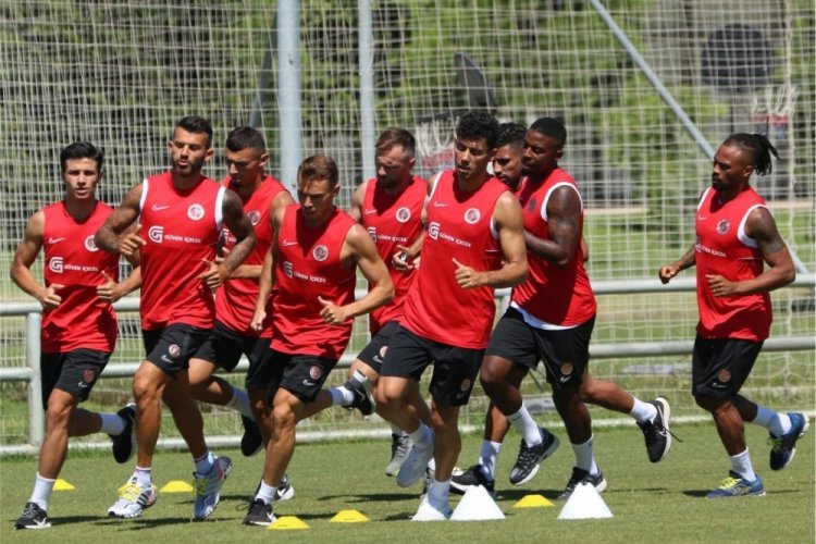 Antalyaspor, &ccedil;alışmalarına tesislerinde devam etti