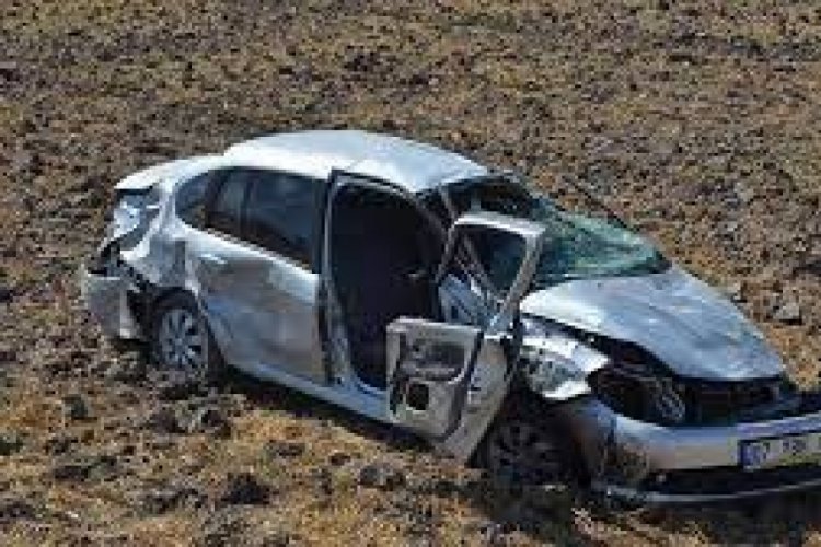 Tarlaya u&ccedil;an otomobili el birliğiyle kurtardılar