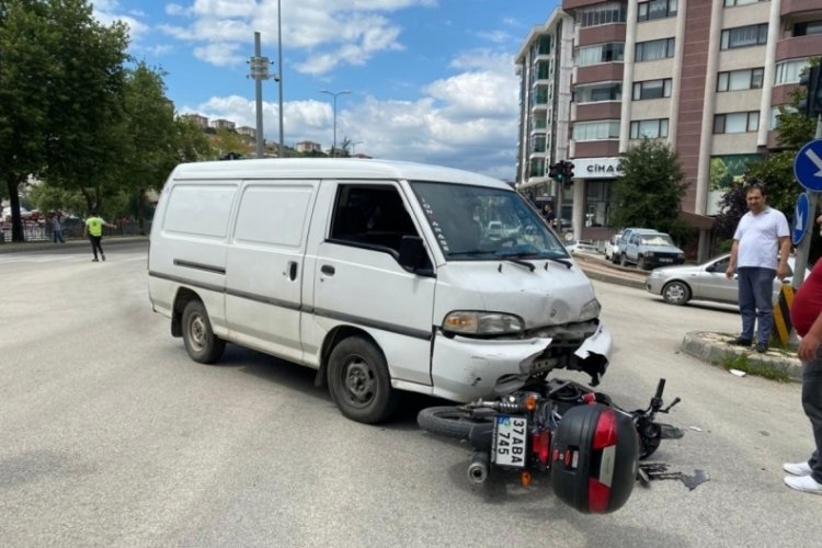 Panelvan ara&ccedil; ile motosiklet &ccedil;arpıştı, 1 kişi yaralandı