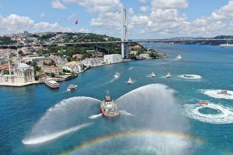 Kıyı Emniyet Genel M&uuml;d&uuml;rl&uuml;ğ&uuml;'nden Boğaz'da 15 Temmuz g&ouml;sterisi