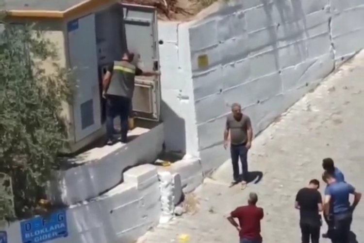 Trafodan kablo &ccedil;aldı, mahallenin elektrikleri kesildi