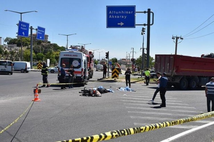 Kamyon &ccedil;arpan motosikletteki yaşamını yitirdi