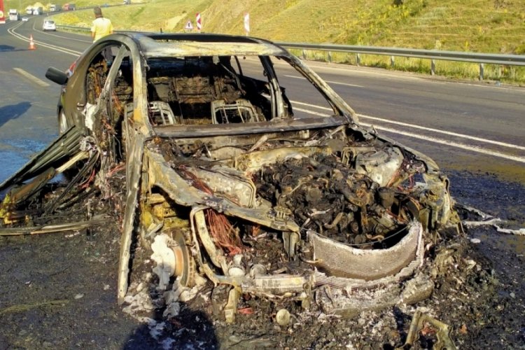 Seyir halindeyken yanan otomobil sebebiyle yol trafiğe kapandı