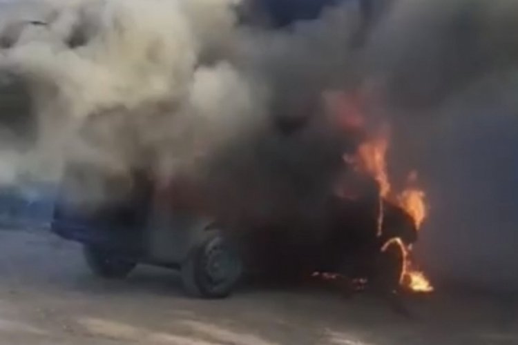 İstanbul'da hafif ticari ara&ccedil; alev alev yandı