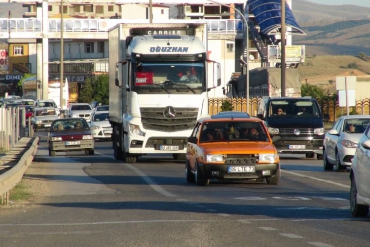 'Kilit kavşak'ta uzun ara&ccedil; kuyruğu oluştu