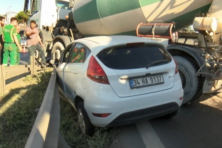 İstanbul'da beton mikseri otomobili bariyere sıkıştırdı