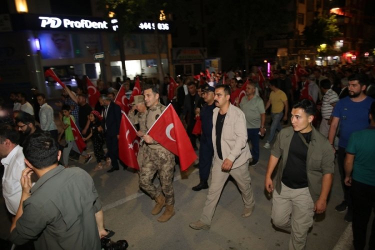 Van'da vatandaşlar 15 Temmuz demokrasi y&uuml;r&uuml;y&uuml;ş&uuml;ne katıldı