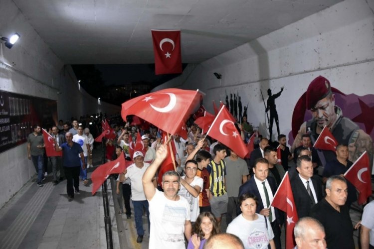 Vatandaşlar, 15 Temmuz şehitleri i&ccedil;in y&uuml;r&uuml;d&uuml;