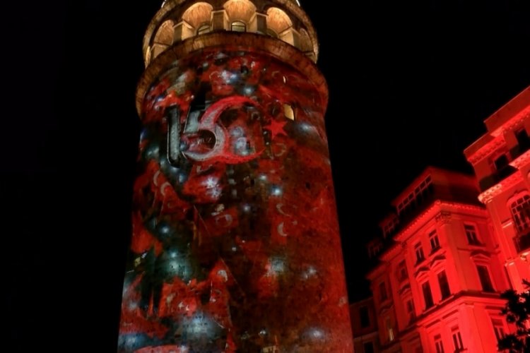 İstanbul'da 15 Temmuz Demokrasi ve Milli Birlik G&uuml;n&uuml;'ne &ouml;zel ışık g&ouml;sterisi
