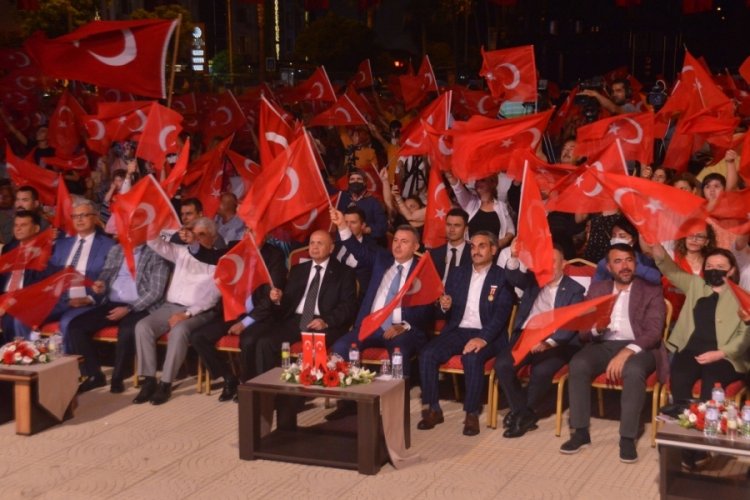 Adana'da demokrasi şehitleri anıldı, darbe girişimi lanetlendi