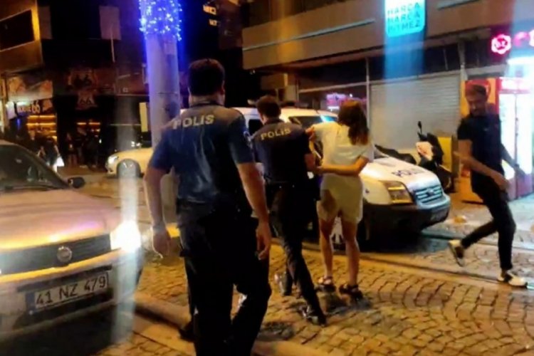 Mekanda kavga &ccedil;ıkaran &ccedil;ifte g&ouml;zaltı! Polise zorluk &ccedil;ıkardı